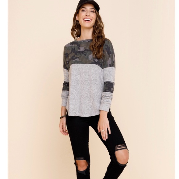 NWT Francesca’s Camo Thermal Top XS - Picture 2 of 4